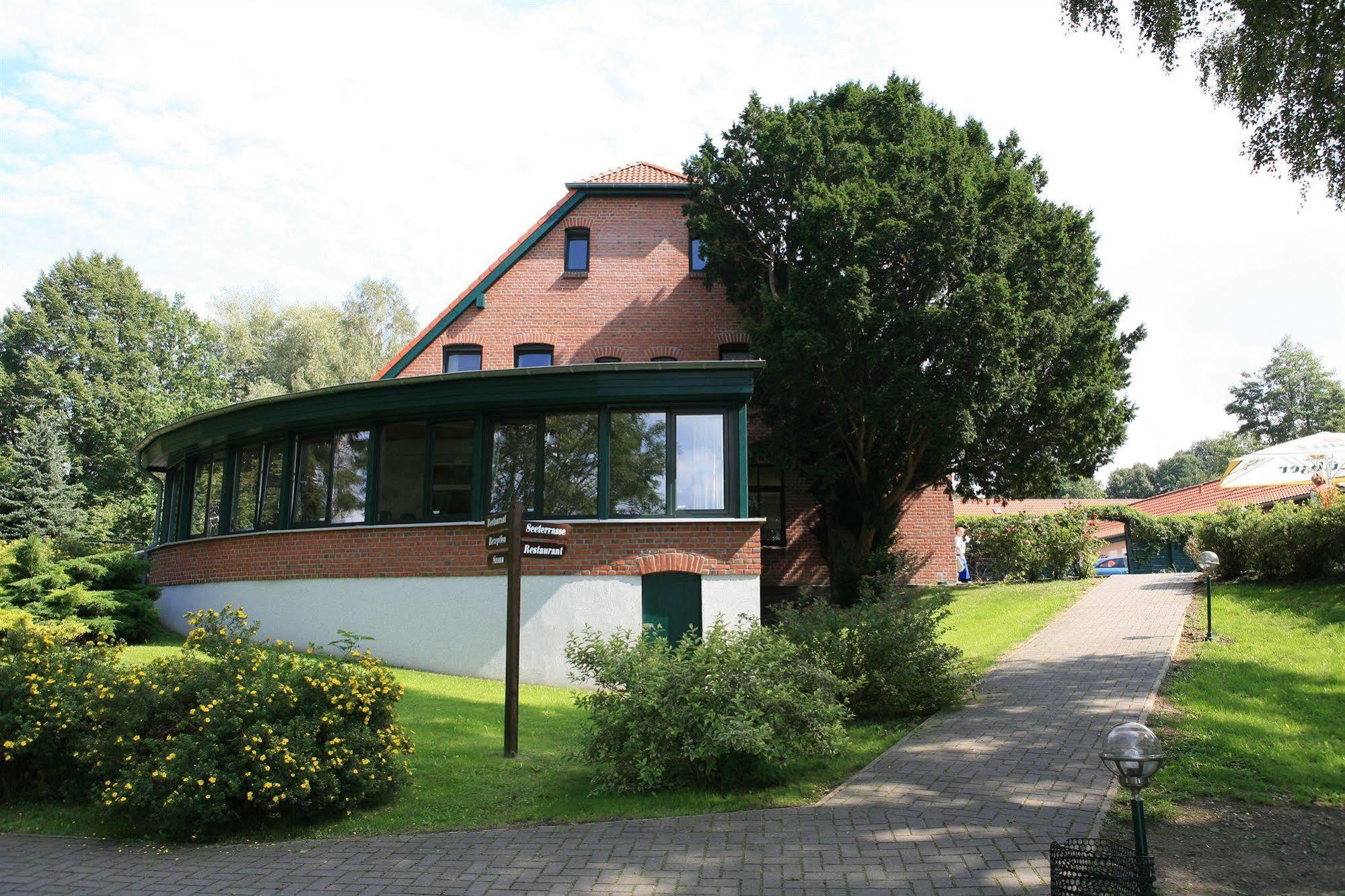 Seehotel Heidehof Klein Nemerow Exterior photo