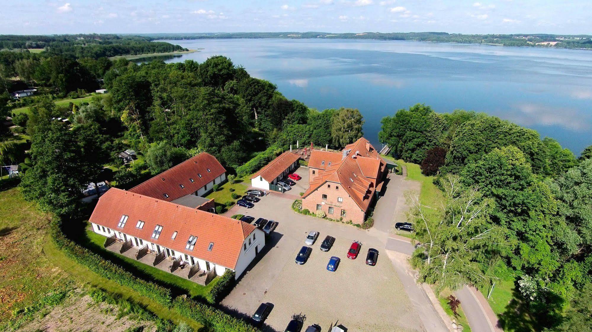 Seehotel Heidehof Klein Nemerow Exterior photo